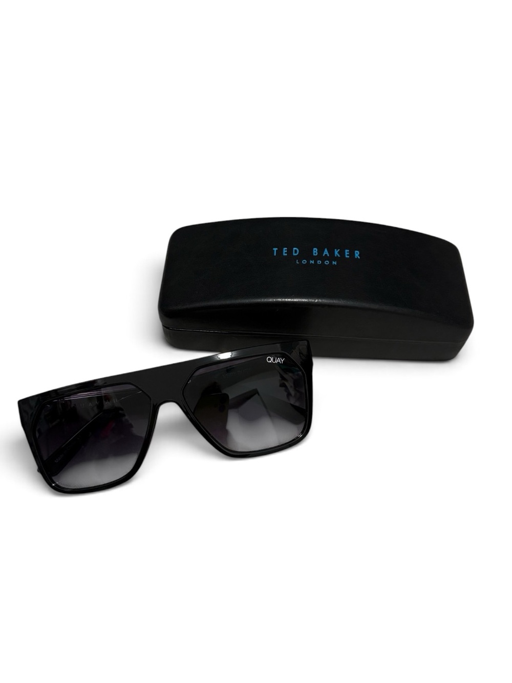 Quay Australia Very Busy Oversized Sunglasses in Black with Gold Chain Accent - Picture 8 of 10